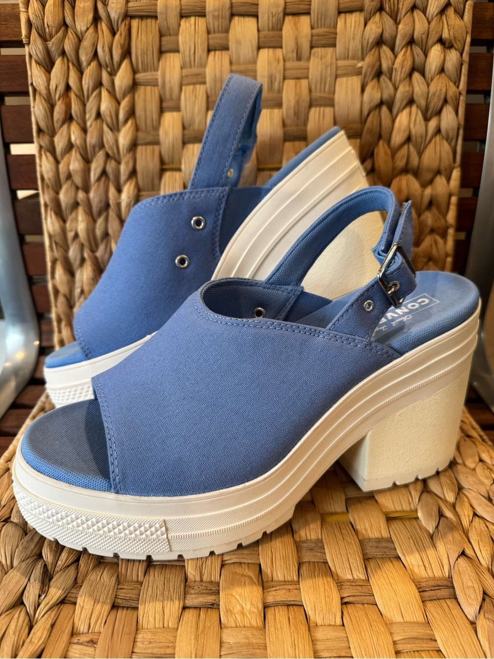 Converse NWOT De Luxe Heel Sandals Beautiful Blue Womens size 10